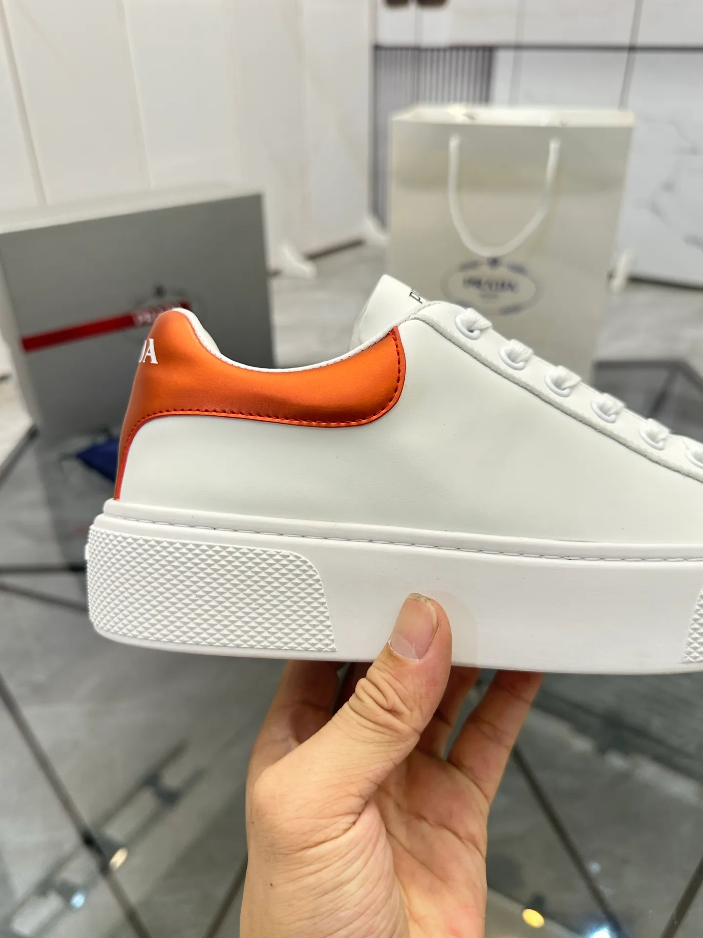 Men's shoes for sale 💰: 💰P520¥ High-end top quality Product trademark: Prada *"Prada*" low-top casual shoes Regular size: 35-45 (can be customized to 46) Couple style Product materials: imported first-layer cowhide leather upper, water-dyed sheep lining, original ultra-light foam outsole. No.: H201